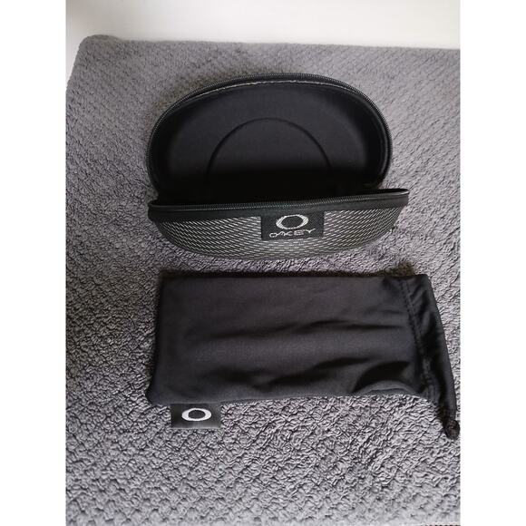 OAKLEY Curved Clamshell Sunglass Hard Case - Gray/Black Zip Closure - Picture 2 of 4